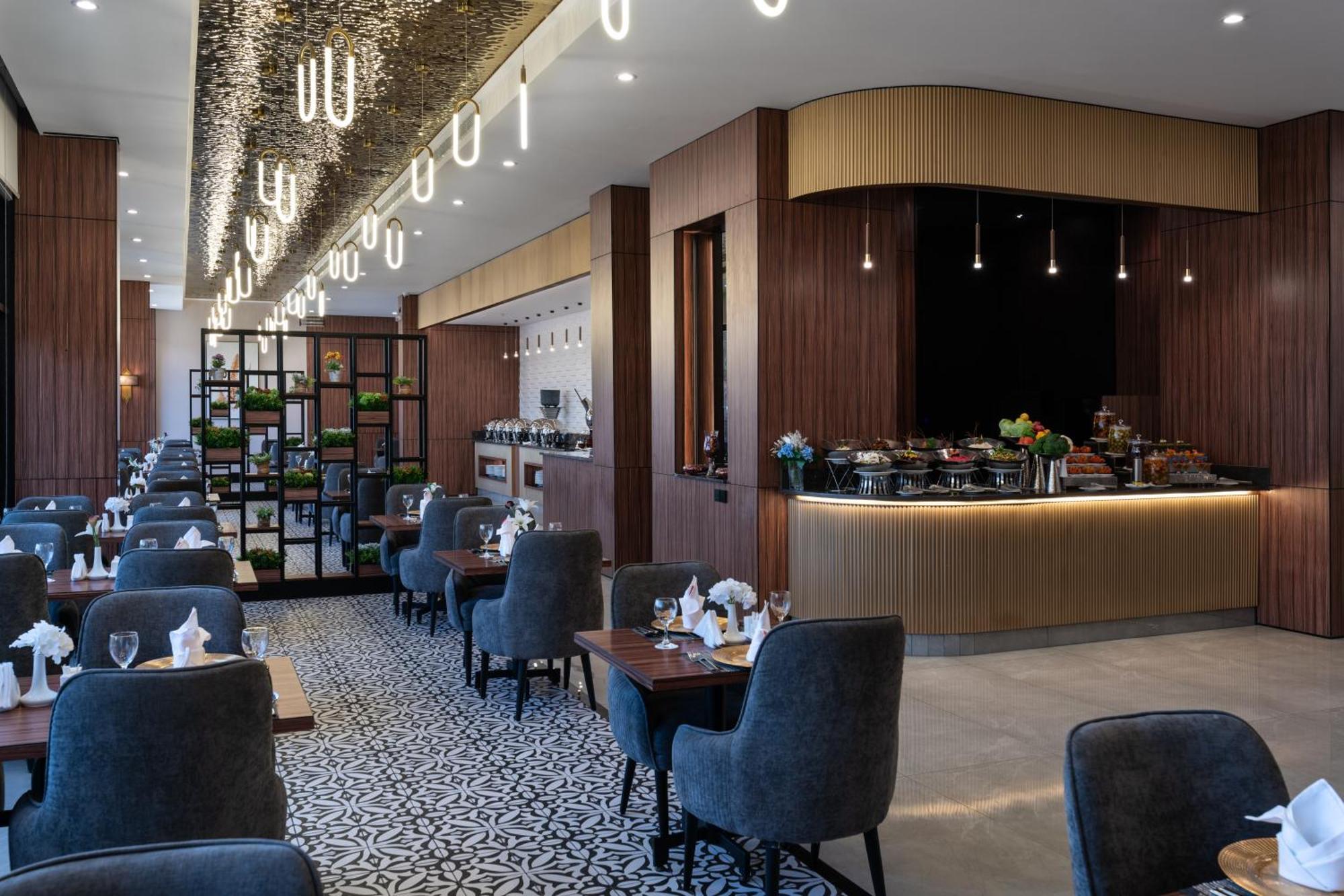 Warwick Al Jubail Hotel Bagian luar foto