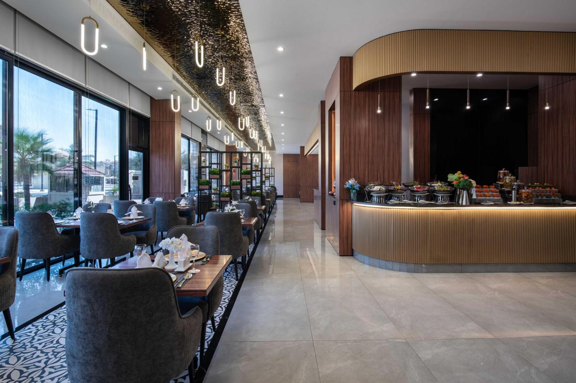Warwick Al Jubail Hotel Bagian luar foto