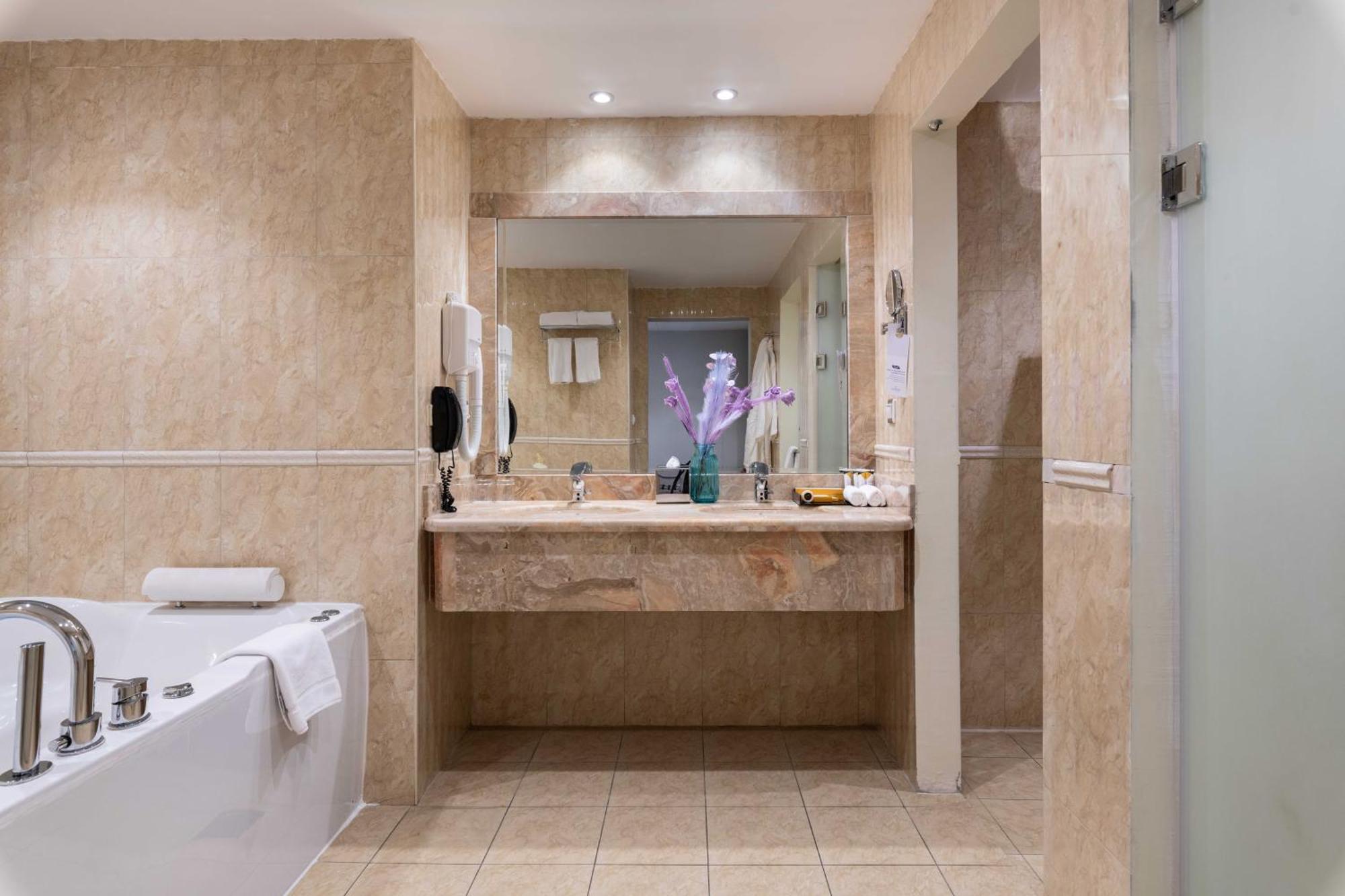 Warwick Al Jubail Hotel Bagian luar foto