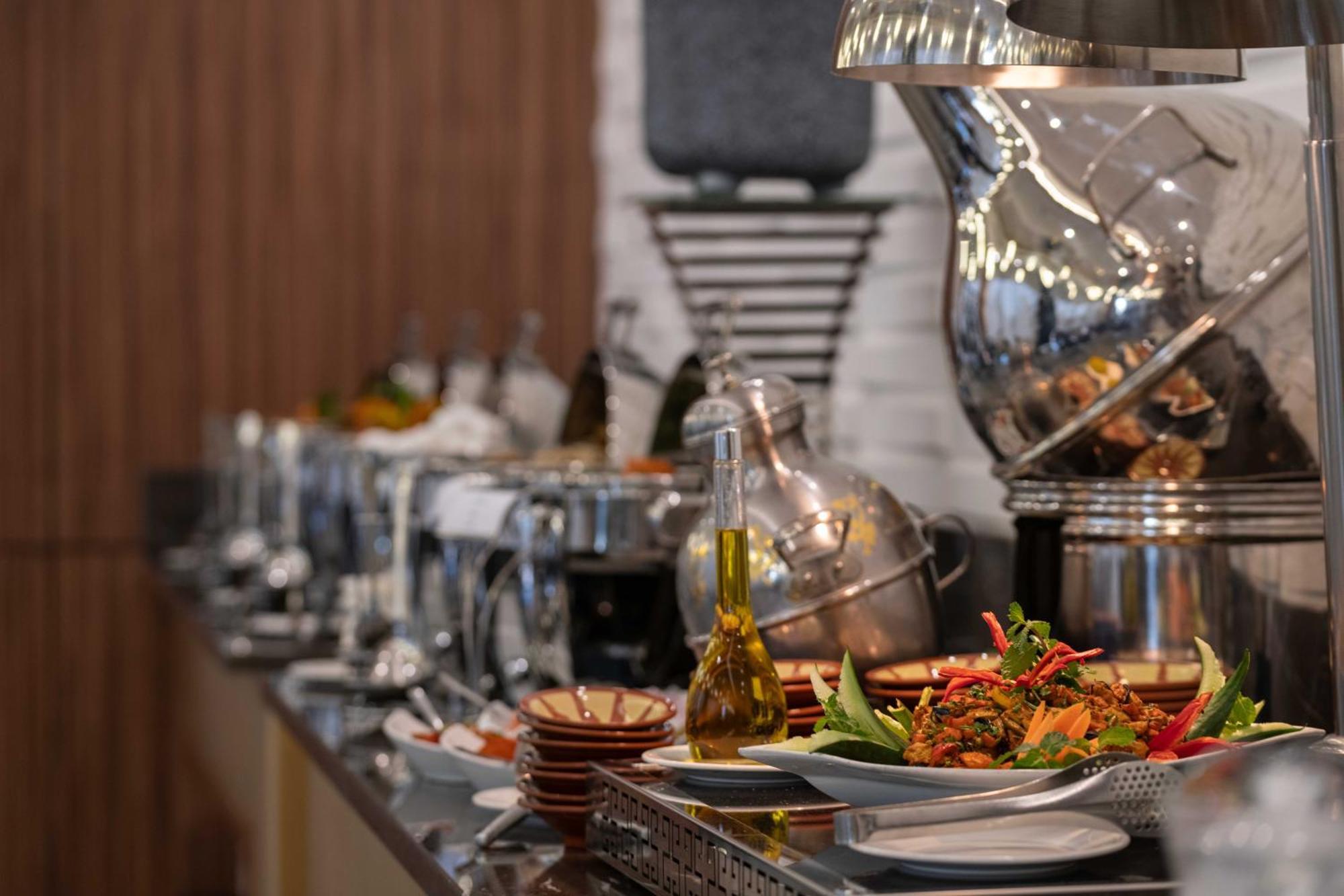 Warwick Al Jubail Hotel Bagian luar foto