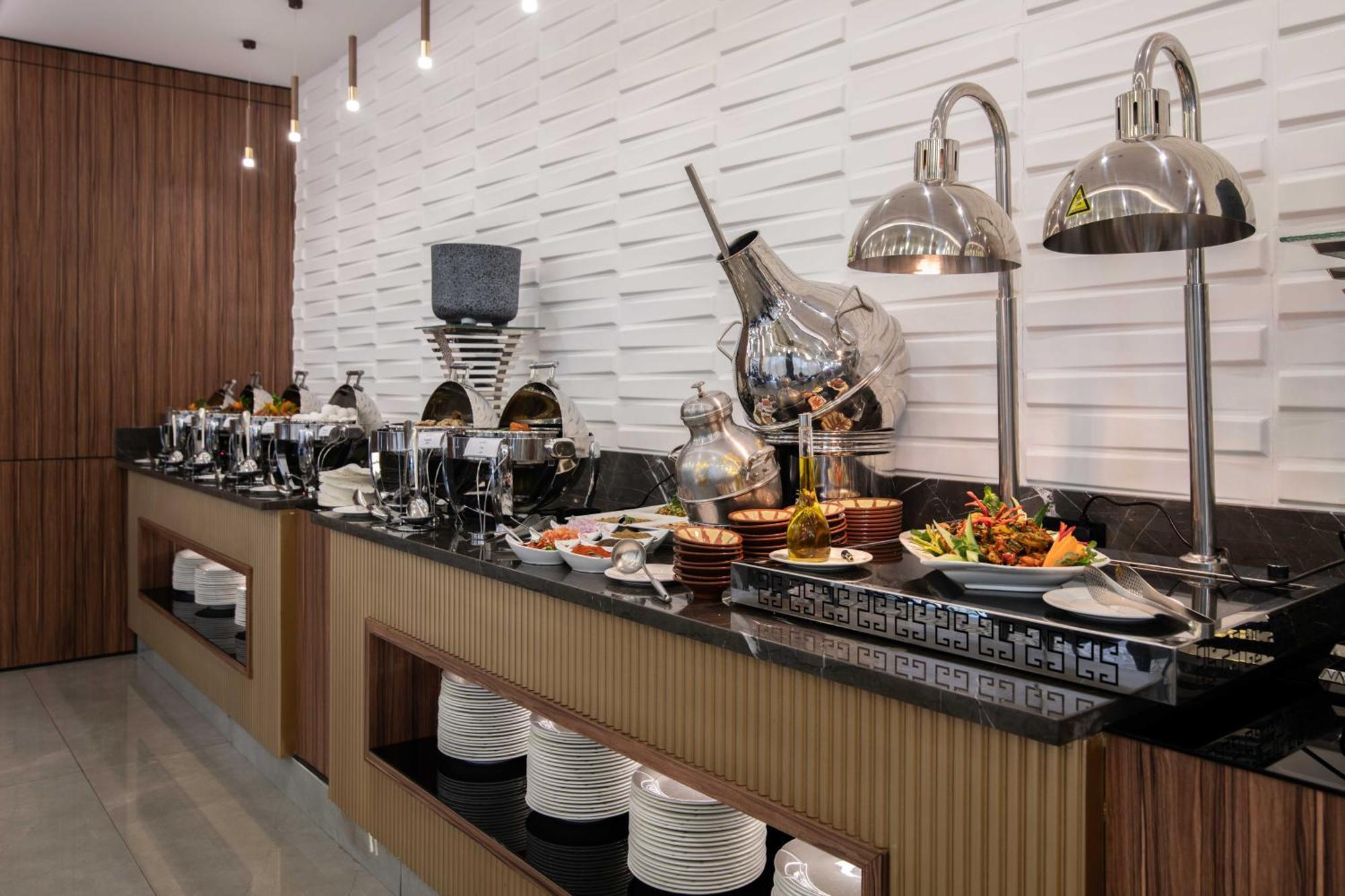 Warwick Al Jubail Hotel Bagian luar foto