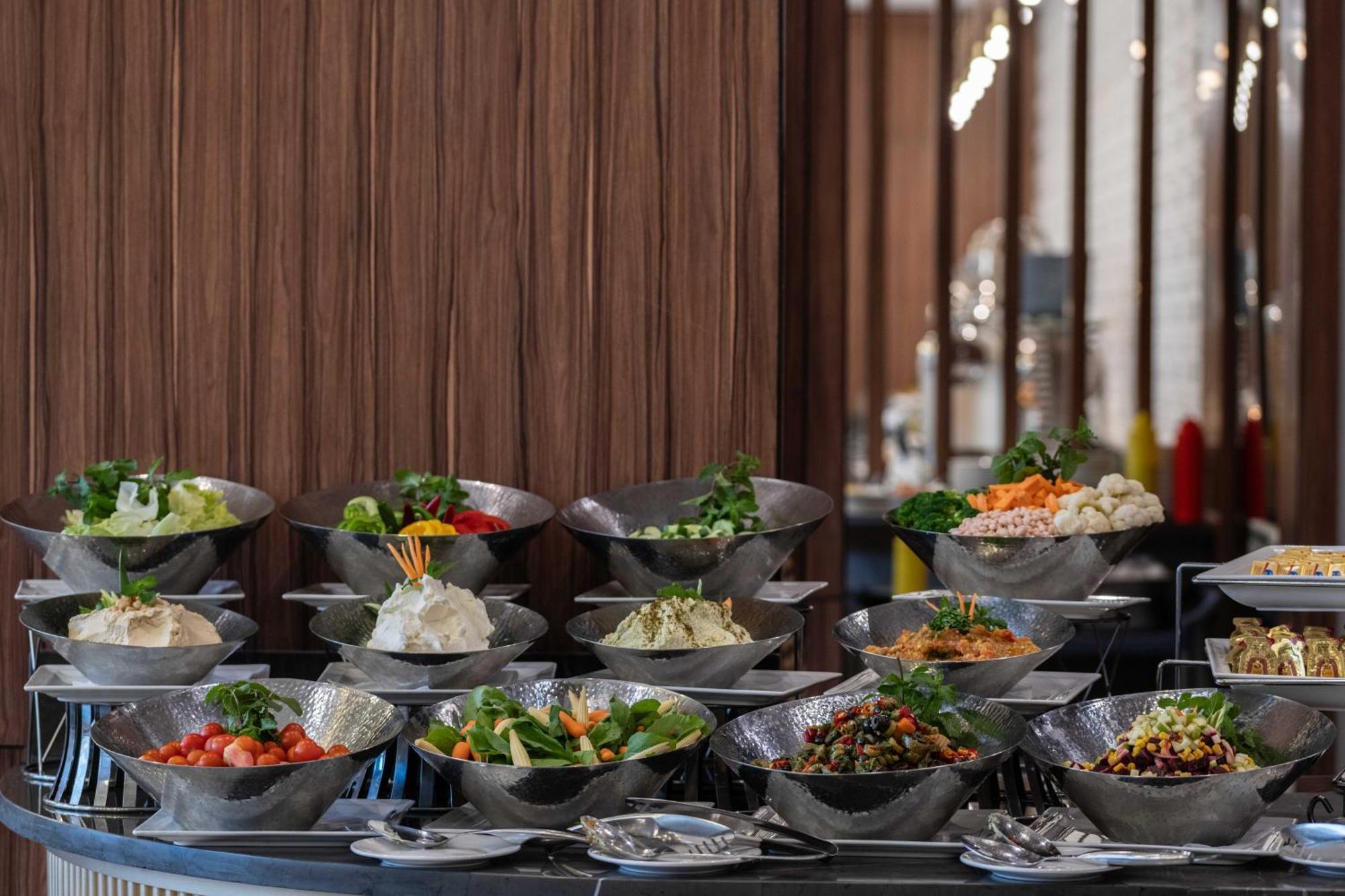 Warwick Al Jubail Hotel Bagian luar foto